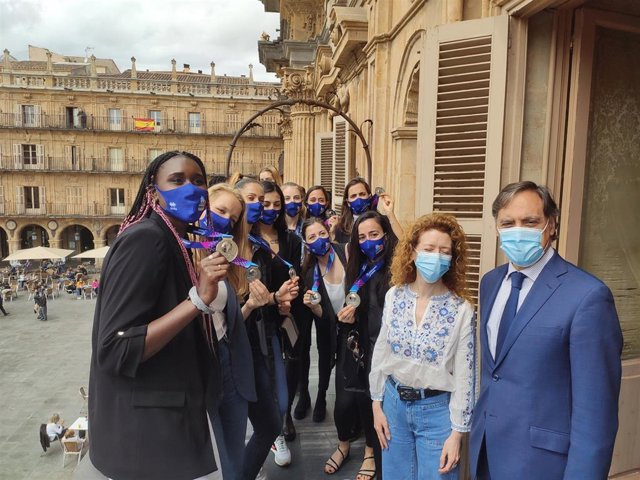 Alcalde Y Primer Teniente De Alcalde, Carlos García Carbayo Y Ana Suárez, Junto A Las Jugadoras Del Perfumerías Avenida.