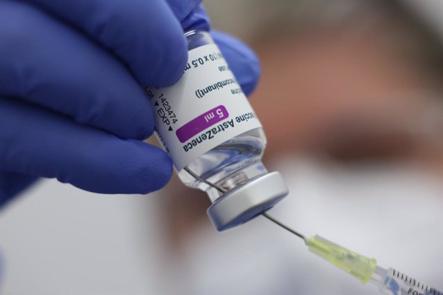 FILED - 05 April 2021, Saxony-Anhalt, Quedlinburg: A medic use a syringe to draw a dose of the coronavirus vaccine from an AstraZeneca vial. Photo: Matthias Bein/dpa-Zentralbild/dpa