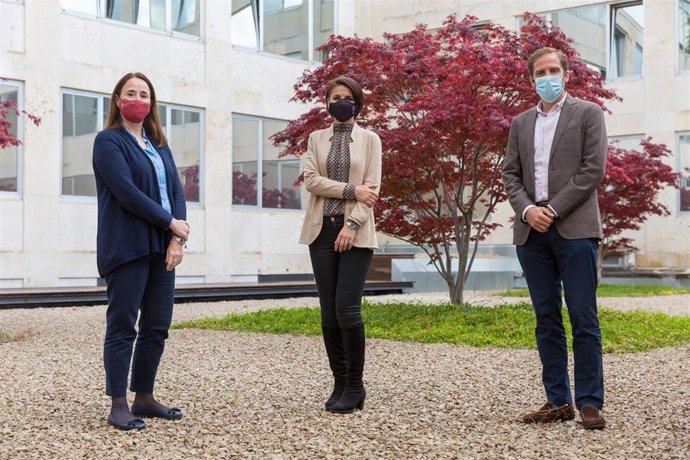 Charo Sádaba, Cristina López del Burgo y Javier García Manglano, ponentes de la mesa redonda en la Universidad de Navarra