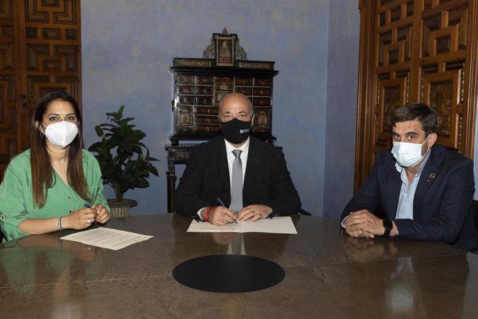 El presidente de la Diputación de Córdoba, Anotnio Ruiz (centro), en la firma con Acansa.