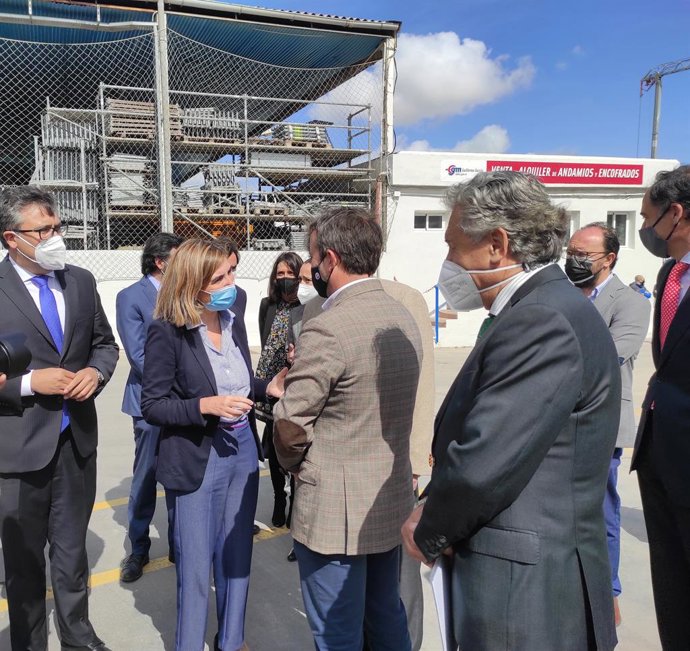 Rocío Blanco conversa con el alcalde de Jaén, Julio Muñoz.