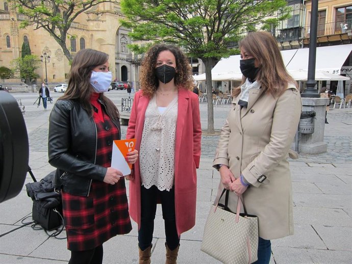 La coordinadora autonómica de Cs Castilla y León, Gemma Villarroel (izquierda), junto a la diputada provincial de Cs y portavoz en el Ayuntamiento, Noemí Otero (centro), y la procuradora de Cs por Segovia, Marta Sanz (derecha).