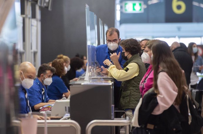 Archivo - Pasajeros esperan para facturar su maleta en la T4 del Aeropuerto Adolfo Suárez Madrid-Barajas, en Madrid (España), a 26 de marzo de 2021. Un total de 4.818 efectivos de las Fuerzas y Cuerpos de Seguridad del Estado (FCSE) se desplegarán esta 