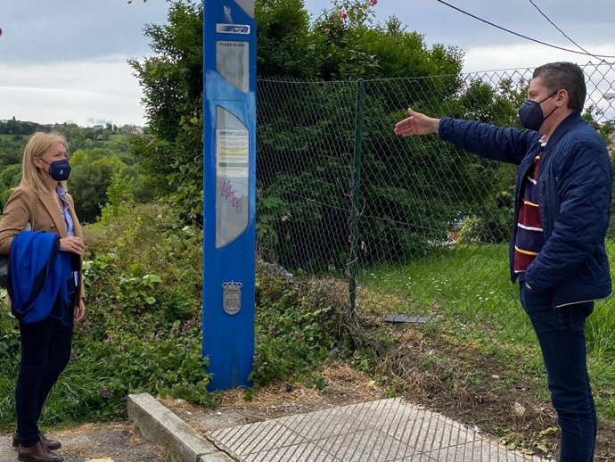 La portavoz de Vox, Cristina Coto, en el barrio de Fozaneldi.