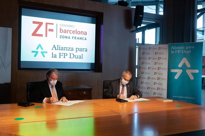 El vicepresidente de Fundación Bertelsmann, Francisco Belil, y el delegado especial del Estado en el CZFB, Pere Navarro, este lunes