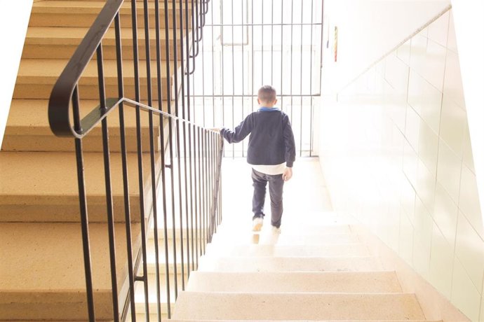 Archivo - Un niño baja por unas escaleras.