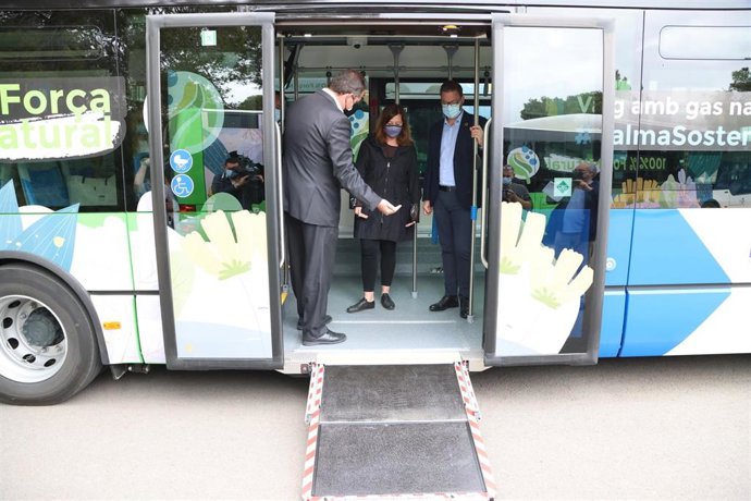 La presidenta del Govern, Francina Armengol, y el alcalde de Palma, José Hila, durante la presentación de los nuevos autobuses de la EMT.