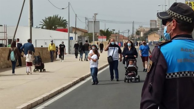 Un agente en 'La Cantera' durante un domingo por la mañana en Alicante