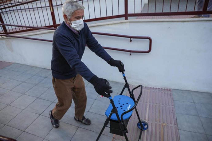 Archivo - Un anciano sale de un centro residencial para mayores
