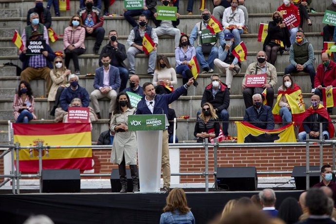 El presidente de Vox, Santiago Abascal, y la candidata del partido a la Presidencia de la Comunidad de Madrid, Rocío Monasterio, durante un acto electoral en la Plaza de Toros de San Sebastián de los Reyes.