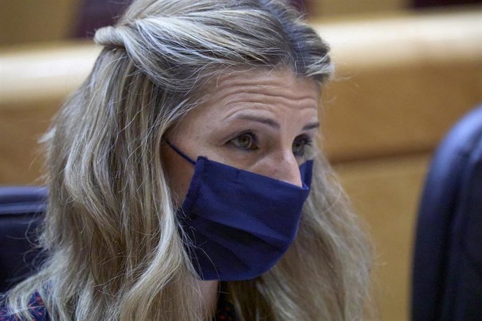 La vicepresidenta tercera y ministra de Trabajo y Economía Social, Yolanda Díaz, durante una sesión de control al Gobierno en el Senado, a 13 de abril de 2021, en Madrid (España).