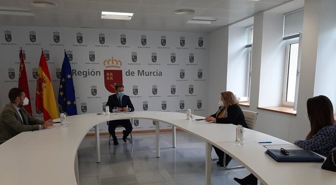 El consejero Marcos Ortuño, tras la reunión con la presidenta de COEC, Ana Correa