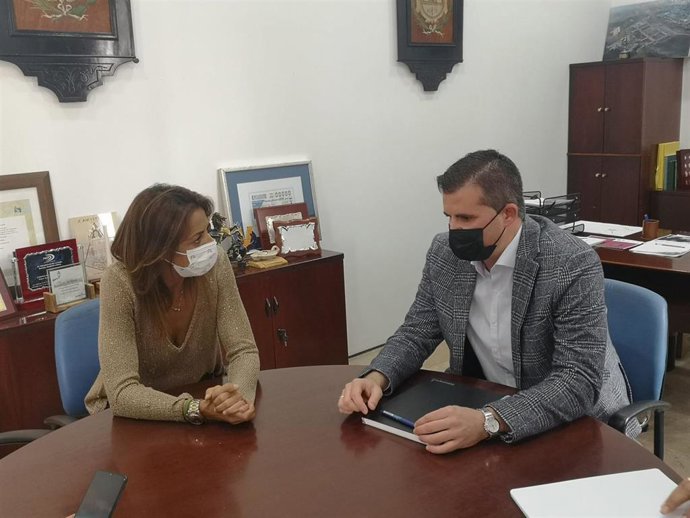 La delegada territorial de Turismo se reúne con el alcalde de Estepa