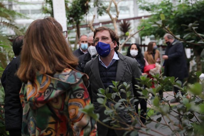 El alcalde de Madrid, José Luis Martínez-Almeida, conversa durante una visita al Invernadero del Palacio de Cristal de Arganzuela.