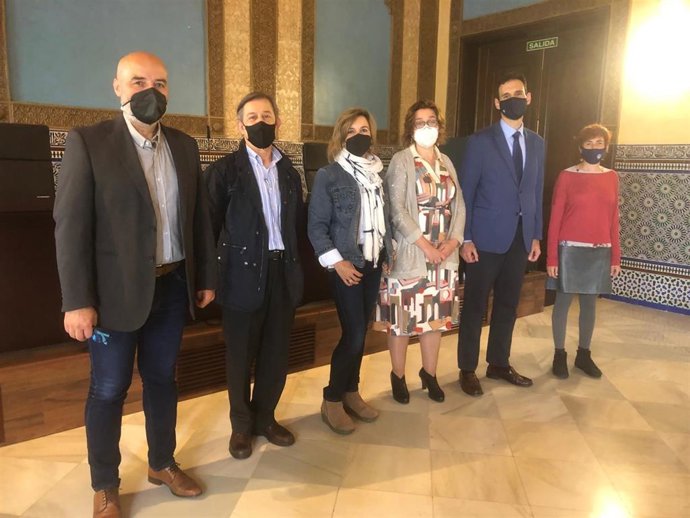 La directora de la Agencia Andaluza de Cooperación Internacional para el Desarrollo (Aacid), María Luz Ortega (tercera por la dcha.), en su visita a la UCO.