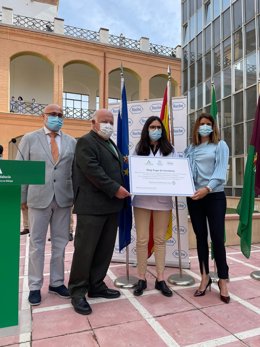 El consejero de Salud y Familias de la Junta de Andalucía, Jesús Aguirre, ha hecho entrega hoy de la beca Stop Fuga de Cerebros a Francisca Palomares.