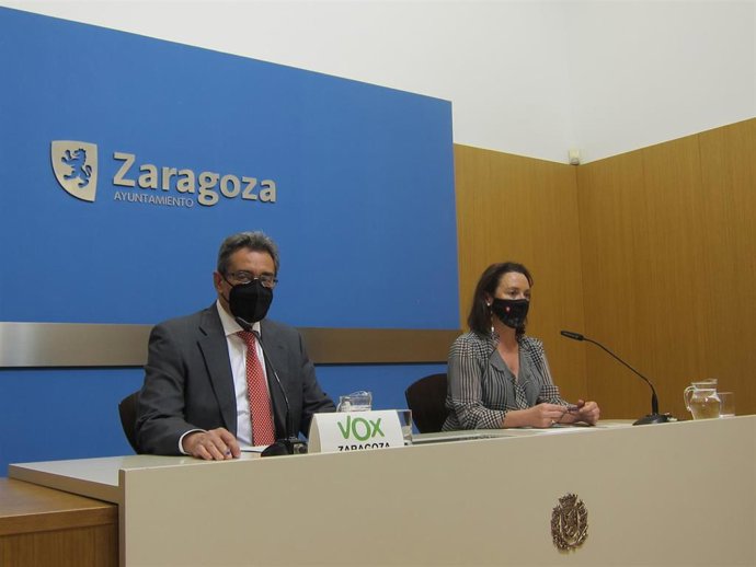 Los concejales de VOX en el Ayuntamiento de Zaragoza,  Julio Calvo y Carmen Rouco