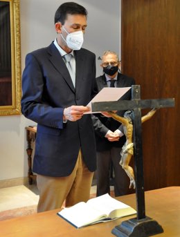 El nuevo ecónomo de la Archidiócesis de Zaragoza, Joaquín Abellanas, jura el cargo.