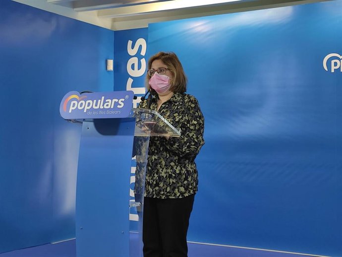 Archivo - La portavoz del Grupo Popular en el Ayuntamiento de Palma, Mercedes Celeste, en la sede del PP balear.