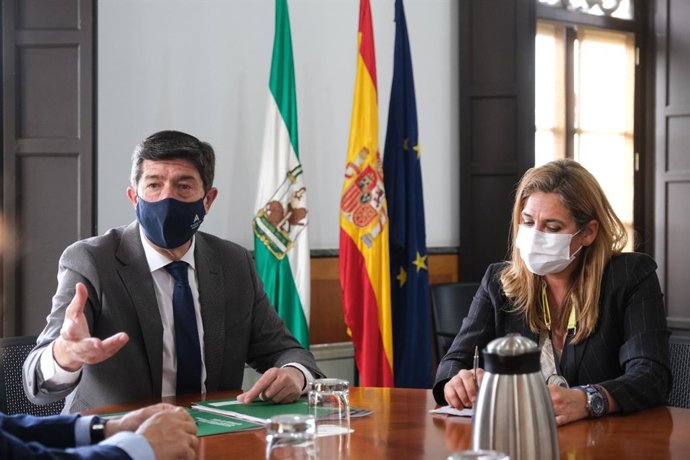 El consejero de Turismo, Justicia, Regeneración y Administración Local, Juan Marín, y la directora general de Calidad, Innovación y Fomento del Turismo, Ana María García.