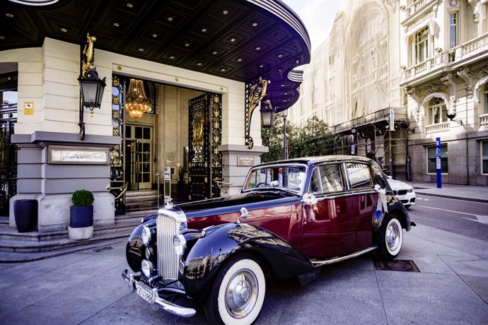 Archivo - Un coche de época permanece aparcado en la puerta del Hotel The Westin Palace Madrid  