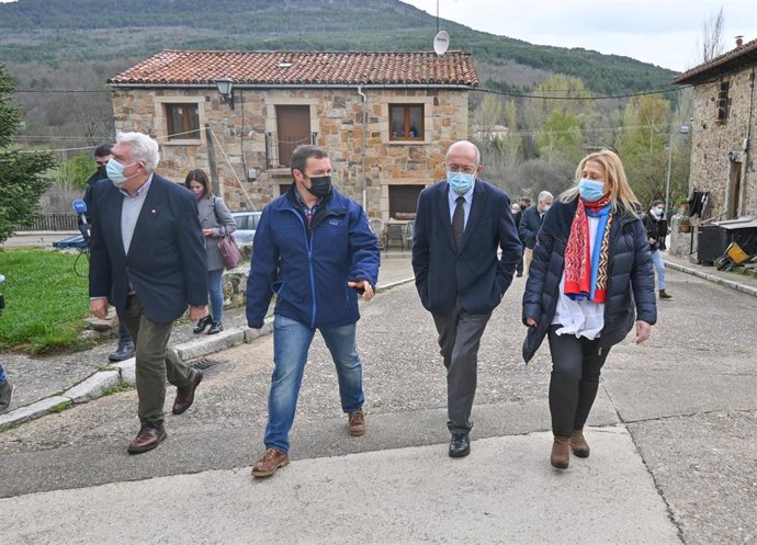 Igea, segundo por la derecha, durante su visita a Molinos de Duero.