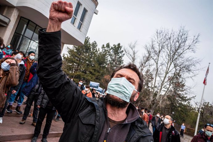 Archivo - 06 January 2021, Turkey, Ankara: Ademonstrator takes part in a demonstration against the newly appointed rector who known for closeness to the Turkish government and the ruling party. Photo: Tunahan Turhan/SOPA Images via ZUMA Wire/dpa