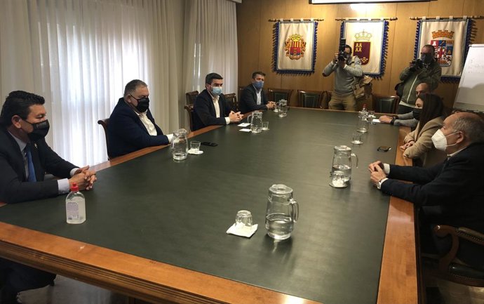 Reunión de la consejera de Agricultura de la Comunidad Valenciana, Mireia Mollá; el consejero de Agua, Agricultura, Ganadería, Pesca y Medio Ambiente de la Región de Murcia, Antonio Luengo, y el presidente del Scrats, Lucas Jiménez