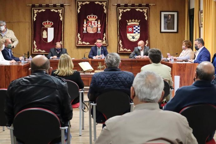 El consejero de Agricultura, Agua y Desarrollo Rural se reúne con la Comunidad de Regantes del Pantano Estrecho de Peñarroya