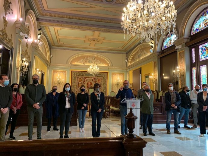 El alcalde de Lleida, Miquel Pueyo, en declaraciones a los medios desde el salón de plenos del Ayuntamiento junto a concejales, representantes sindicales y de las patronales.