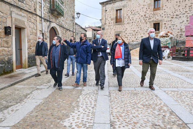 Francisco Igea, en el centro de la imagen, visita la localidad soriana de Molinos de Duero.