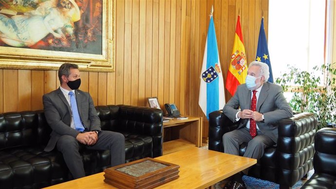Miguel Santalices, presidente del Parlamento, recibe al delegado del Gobierno, José Miñones, en la sede del Legislativo gallego