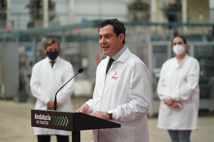 El presidente de la Junta de Andalucía, Juanma Moreno, visita la factoría de Pastas Gallo. El Carpio (Córdoba) a 26 de abril 2021