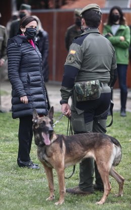 La ministra de Defensa, Margarita Robles, durante una visita al Centro Militar Canino de la Defensa, a 26 de abril de 2021, en Madrid, (España). El CEMILVETDEF  