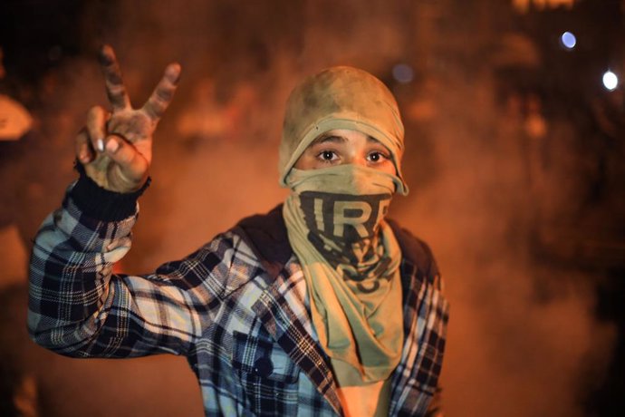 25 April 2021, Palestinian Territories, Deir al-Balah: A Palestinian boy flashes a victory sign during a demonstration against Israel over the fierce confrontations between Palestinians and Israeli police in Jerusalem in recent days. Photo: Mahmoud Khat