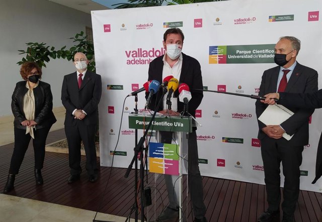 El alcalde de Valladolid hace declaraciones a los medios de comunicación en un acto en el Parque Científico de la UVA.