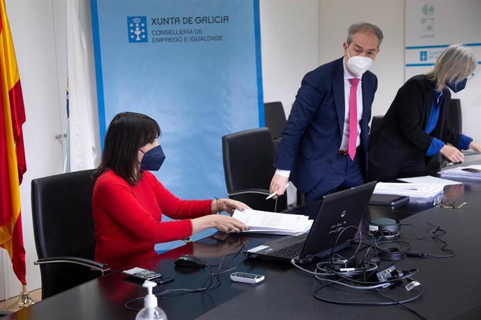 La conselleira de Emprego e Igualdade, María Jesús Lorenzana, se reúne con integrantes del diálogo social