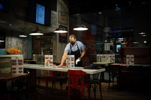 Un restaurador prepara la reapertura en el centro comercial las Arenas de Barcelona