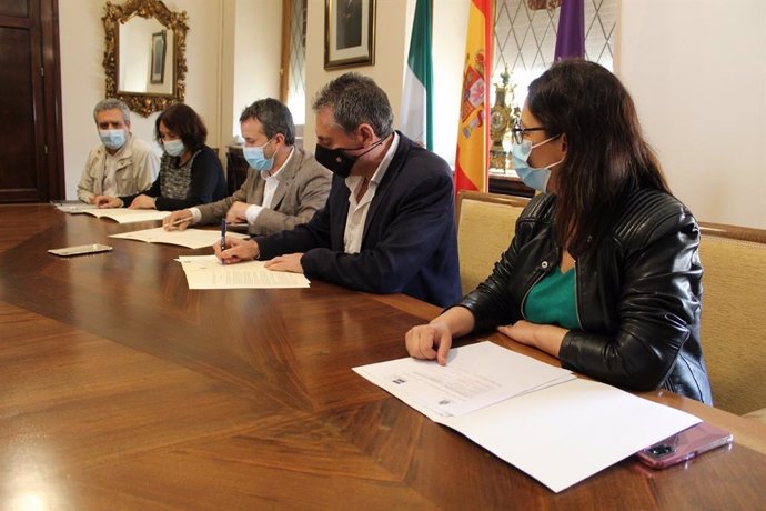 Firma del convenio entre el Ayuntamiento y la UNED.