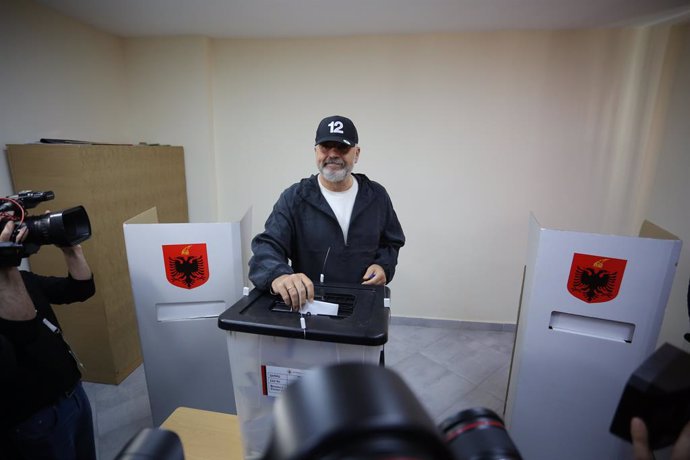 El primer ministro de Albania, Edi Rama, vota en las elecciones parlamentarias