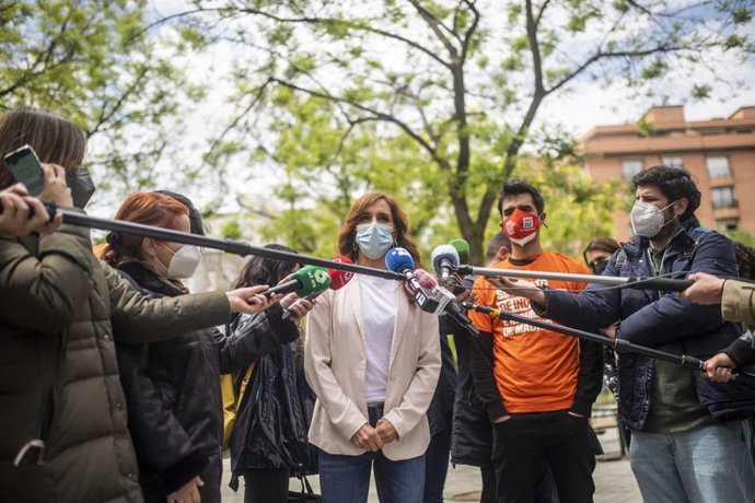 La candidata de Más Madrid a las elecciones autonómicas del 4 de mayo, Mónica García, firma un acuerdo con el Sindicato de Inquilinas