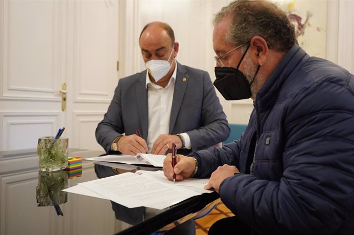 Firma del convenio de colaboración entre el presidente de la Diputación de Segovia, Miguel Ángel de Vicente (izquierda) y el presidente de la Asociación de la Prensa de Segovia, Miguel Ángel López.
