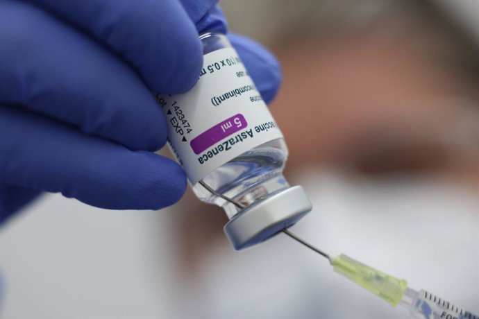 FILED - 05 April 2021, Saxony-Anhalt, Quedlinburg: A medic use a syringe to draw a dose of the coronavirus vaccine from an AstraZeneca vial. Photo: Matthias Bein/dpa-Zentralbild/dpa