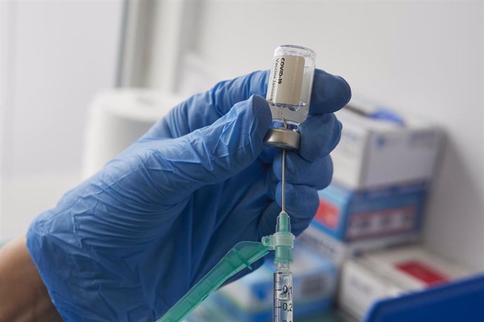 Una profesional sanitaria sostiene un vial con la vacuna de Janssen contra el Covid-19