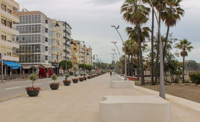 Ayuntamiento de Estepona finaliza la remodelación del paseo marítimo, que se conecta al proyecto de corredor litoral