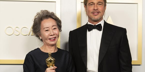 9. Los memes de los Oscar 2021: Brad Pitt y la abuela de Minari, el twerking de Glenn Close o el traje de Laura Dern