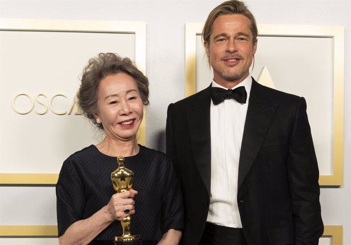 La ganadora del Oscar Yuh-Jung Youn junto a Brad Pitt