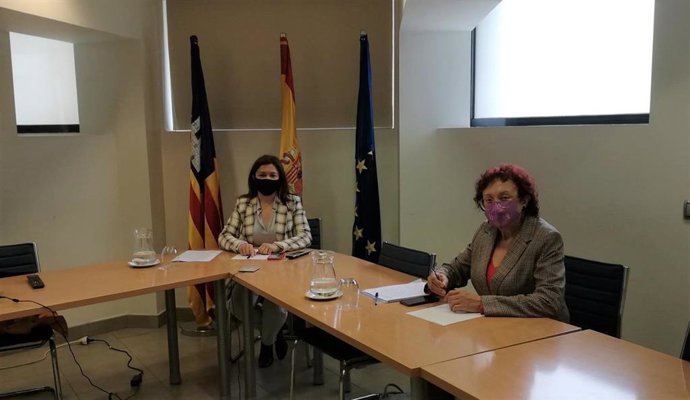 La consellera de Presidencia, Función Pública e Igualdad, Mercedes Garrido, y la directora de IBDona, Maria Durán.