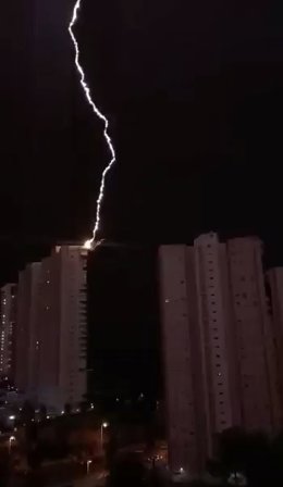 Caída del rayo en el edificio de Benidorm (Alicante)