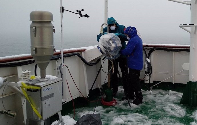 Investigadores del proyecto MICROAIRPOLAR preparando el equipo para la captura de microorganismos aeronavegantes en la Antártida. /